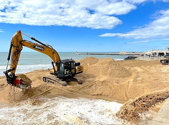 EROSION – Capbreton déplace des tonnes de sable avec des tuyaux